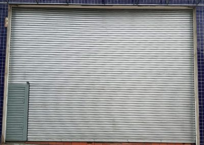 Porta de Enrolar Automática com Portinhola